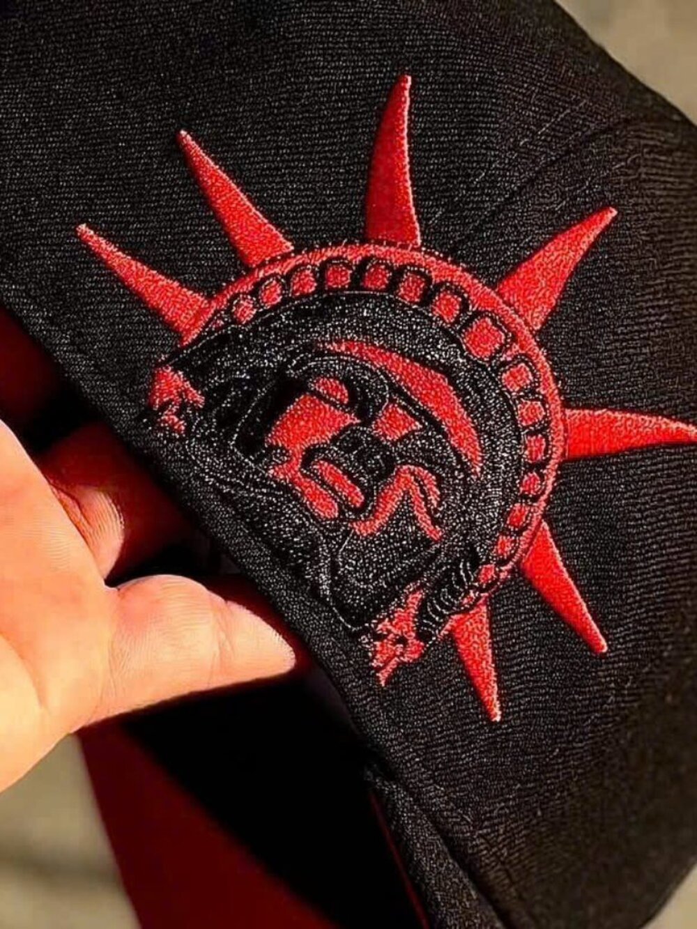 New Era New York Yankees Black Red Outline Logo Cap Statue of Liberty Side Patch - Picture 4 of 4